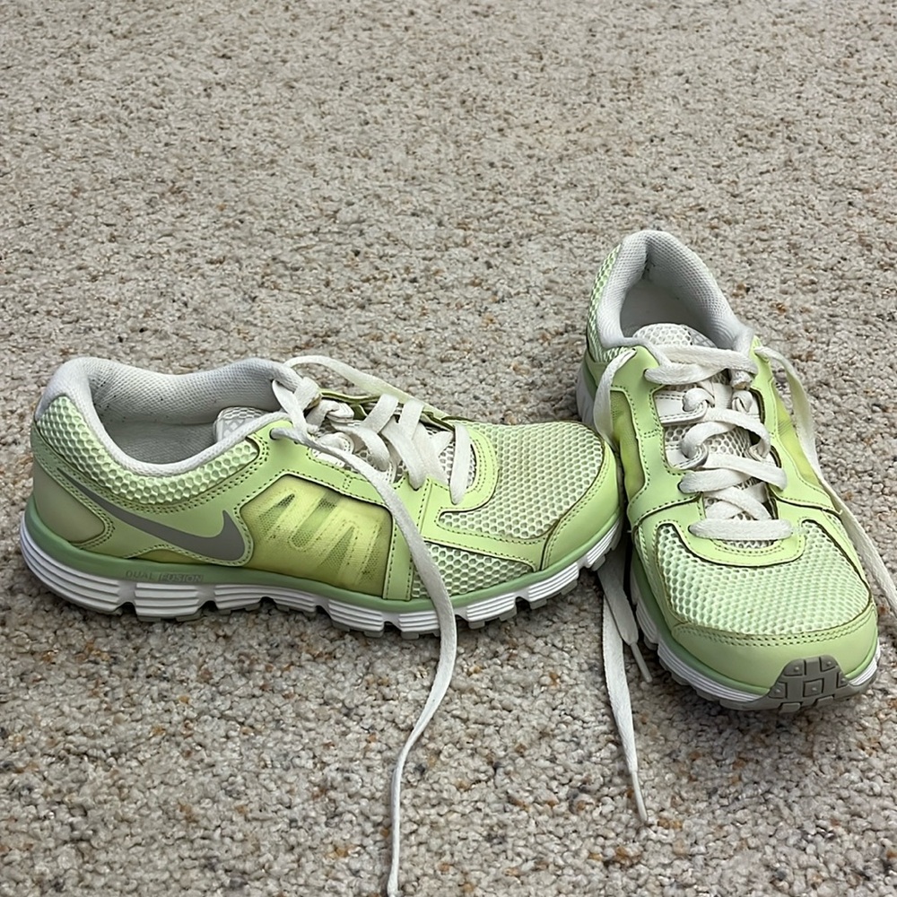 Nike tennis sho s in good condition